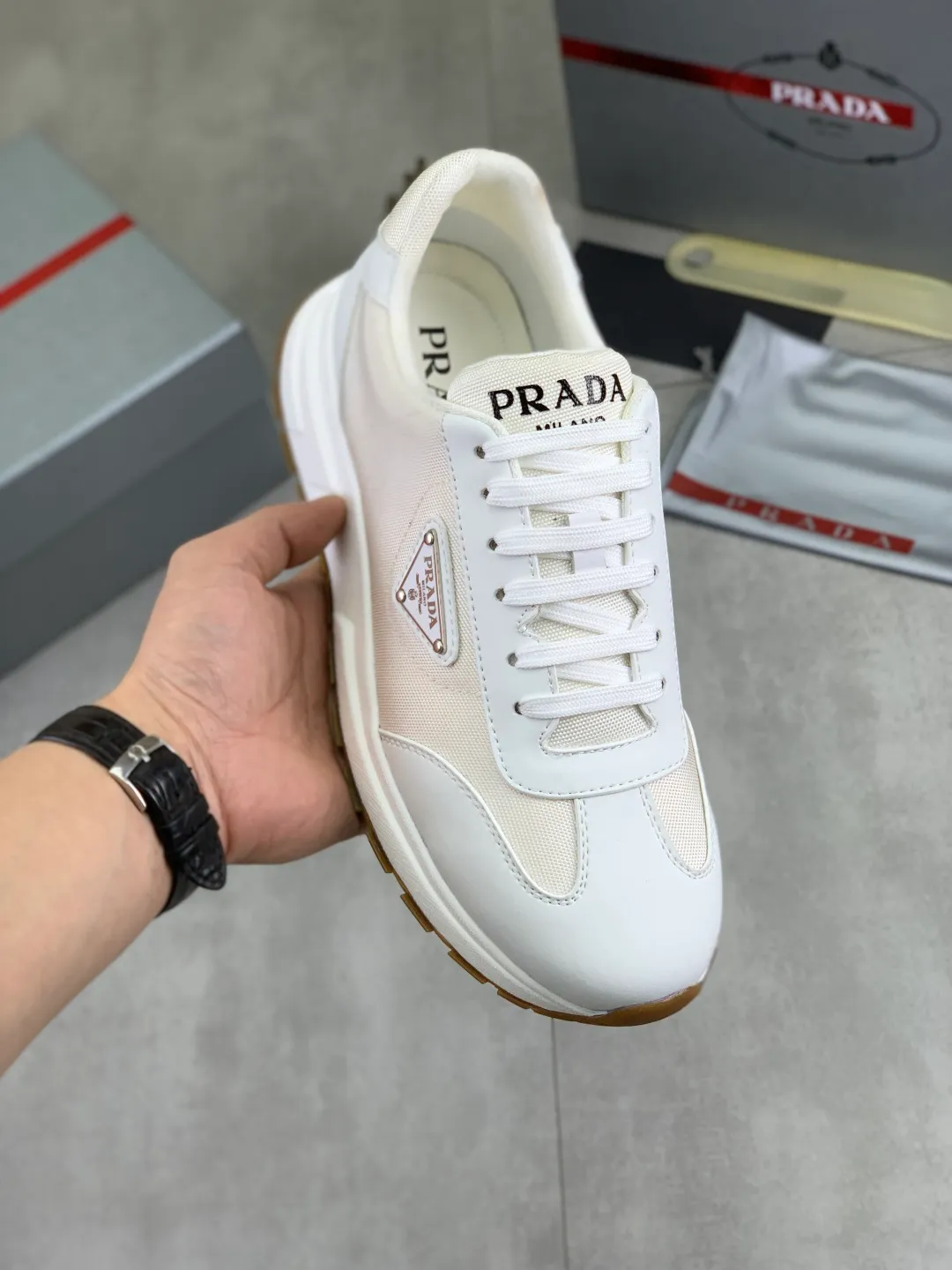 Men's men's shoes P560💰 [Real Price] Popular models are on the official website, 🆘 Trendy brand (Prada) mainly promotes popular models, avant-garde and versatile fashionable men's shoes private version mold opening, cowhide surface splicing 1:1.. Stylish and simple, original imported cowhide lining cowhide feet; the atmosphere and personality are more fashionable, eye-catching and pursuing class. It will subvert the old ideas and be a must-have for fashionistas who want to spend time with you! Must keep it! Tall and comfortable, large and low, high-end quality workmanship. Code number: 38-44 (45 customized) 2️⃣ optional.